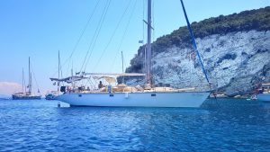 Iris-Diana_anchorage_Onehomebay_Atokos-9x16