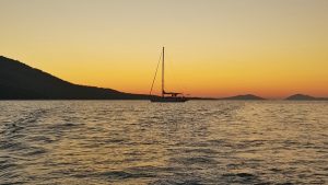 Iris-Diana_sunset_anchorage_Plataria-9x16