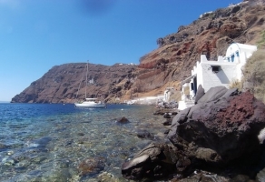 Яхта High Noon в бухте Святого Николая на острове Тирасия, Санторини Яхта High Noon в бухте Святого Николая на острове Тирасия, Санторини